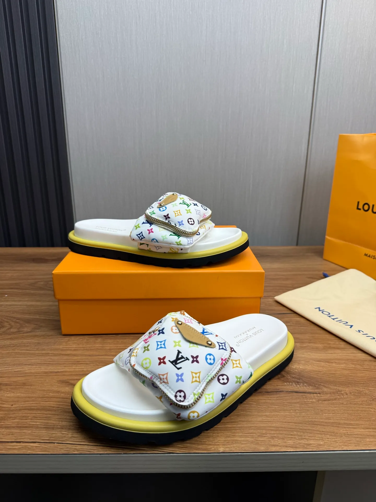 Men's shoes 💰360💰 Lv. hot selling men's slippers 🔥 🩴Official website one to one production 38-45 sizes 45 46 🉑️Customized!